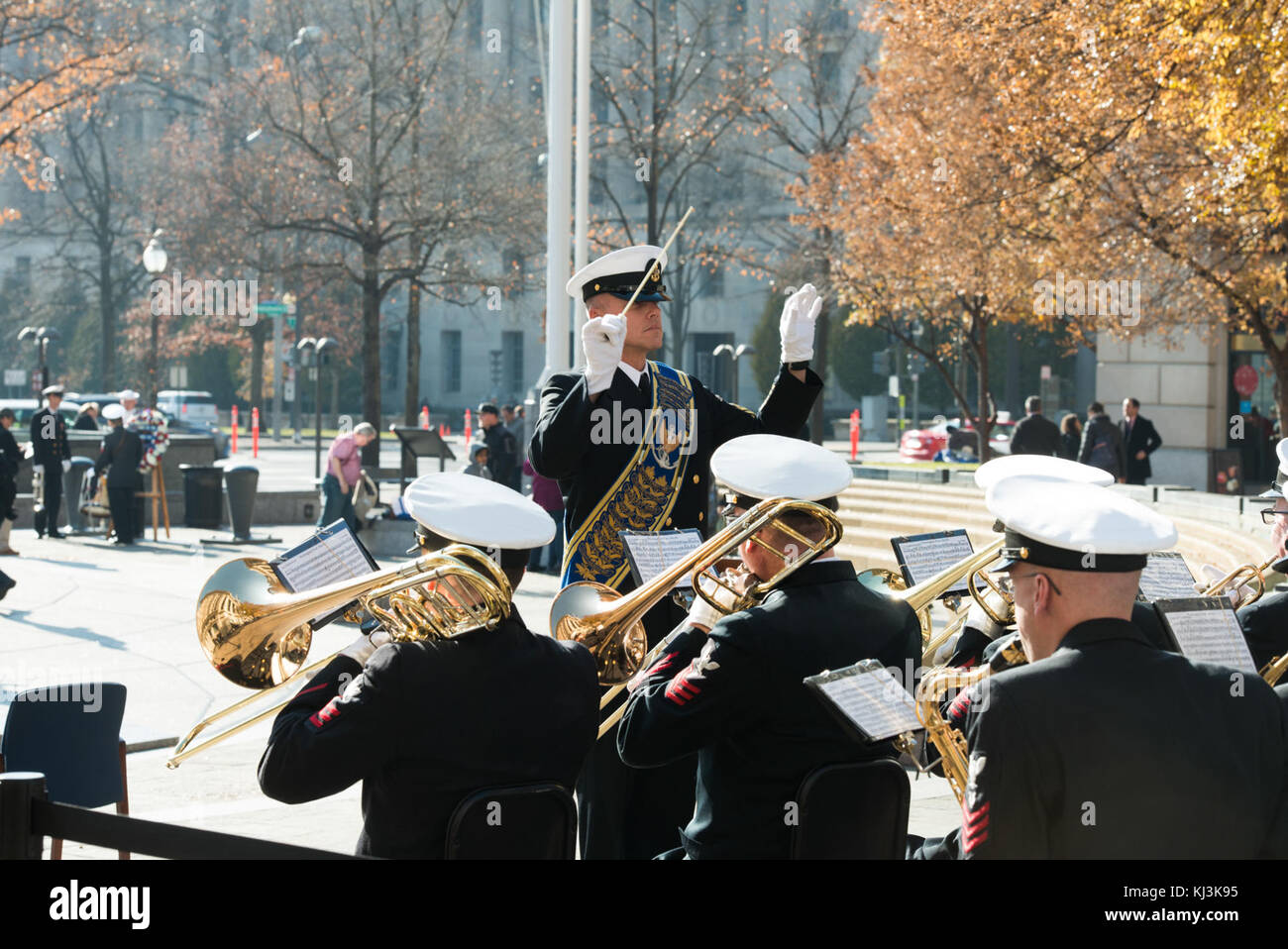 La banda della marina militare supporta Pearl Harbor ghirlanda di cerimonia di posa (30953693524) Foto Stock