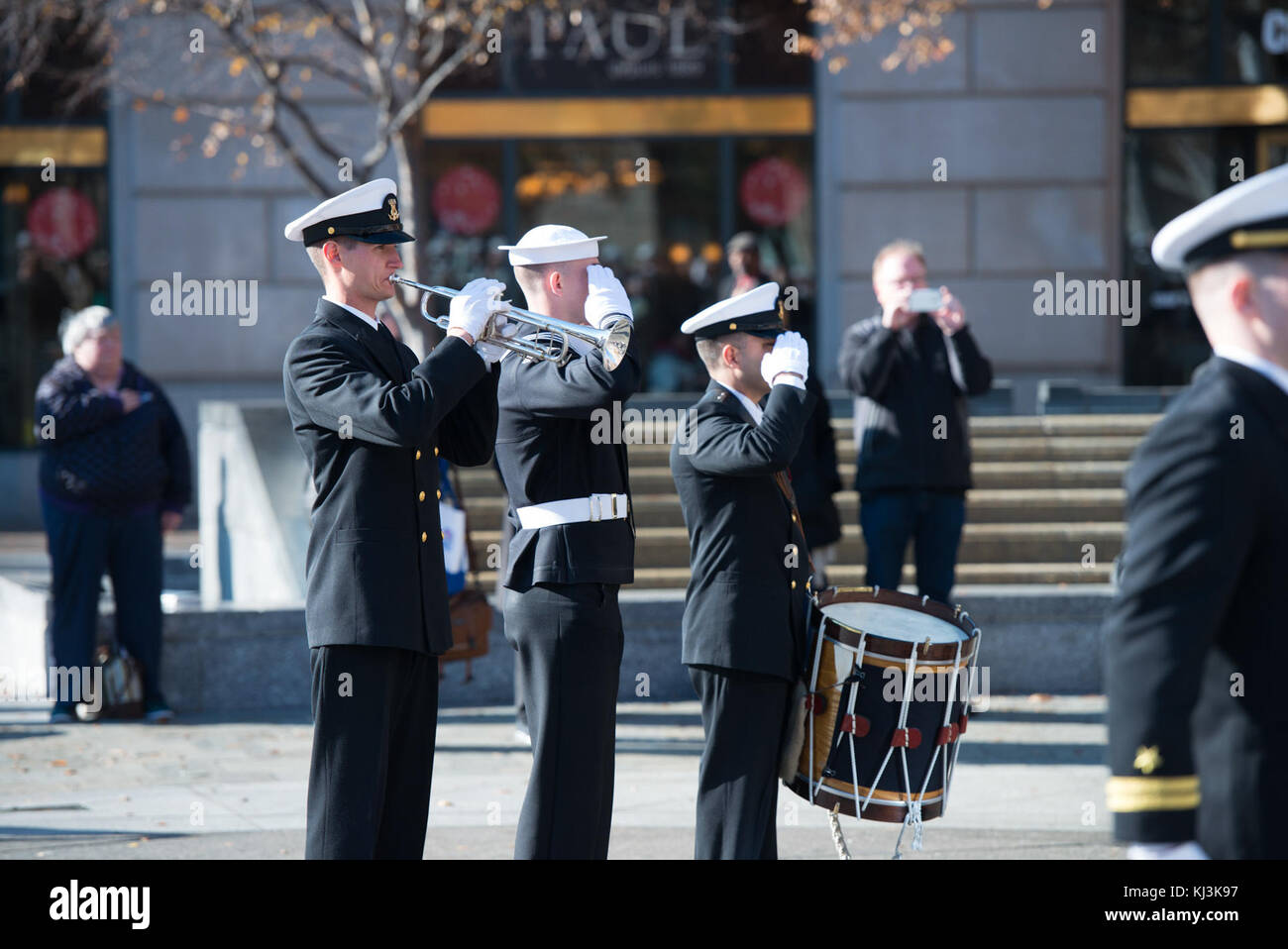 La banda della marina militare supporta Pearl Harbor ghirlanda di cerimonia di posa (31678178181) Foto Stock