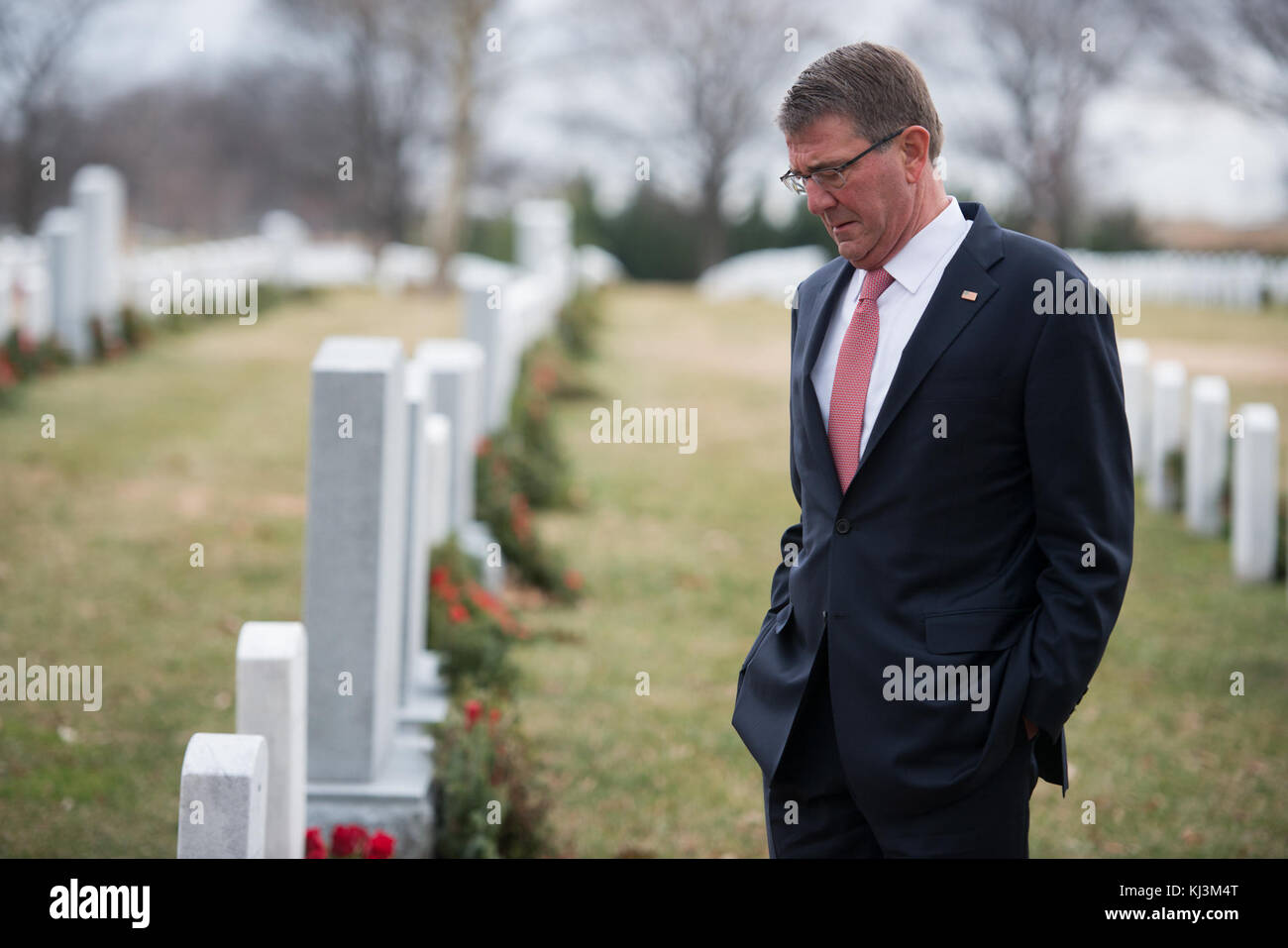 Il Segretario della Difesa Ashton B. Carter visita tombe nella sezione 60 di Al Cimitero Nazionale di Arlington (32284353831) Foto Stock