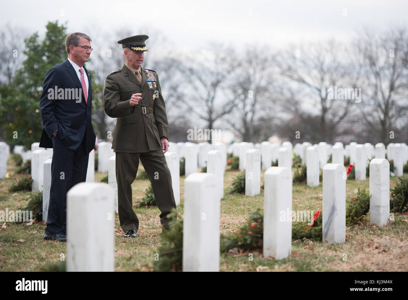 Il Segretario della Difesa Ashton B. Carter visita tombe nella sezione 60 di Al Cimitero Nazionale di Arlington (32027349310) Foto Stock