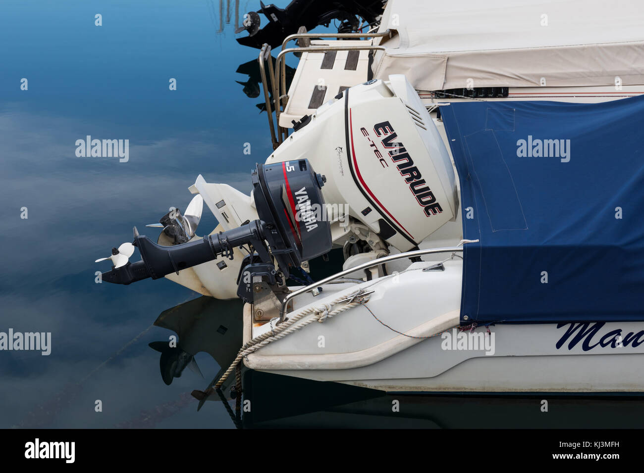 Evinrude e Yamaha motore fuoribordo motore su una barca Foto Stock