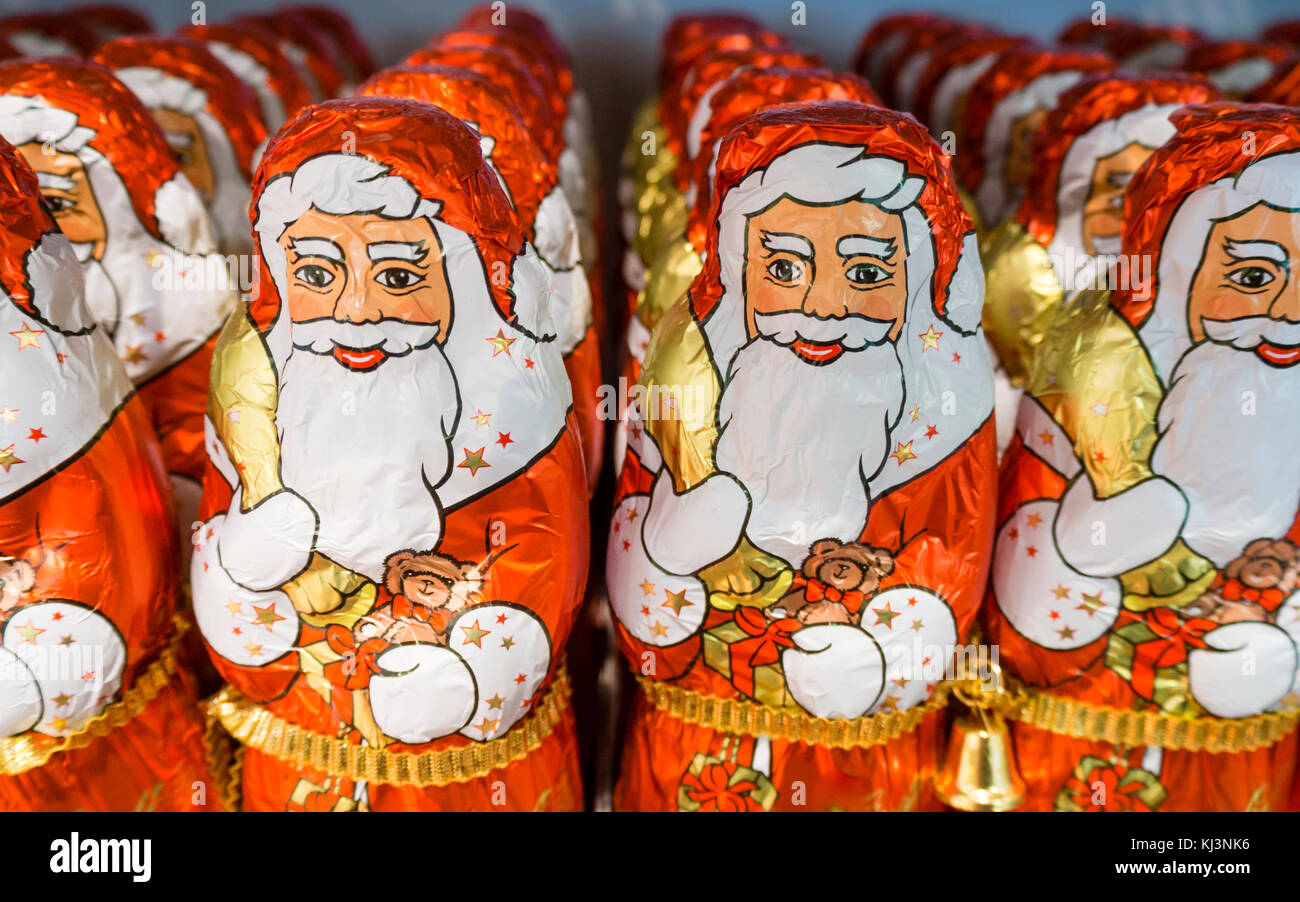 Immagini Prima Di Natale.Zurich Svizzera 17 Nov 2017 Meno Di 6 Settimane Prima Di Natale Un Esercito Di Cioccolato Santa Clauses E Allineato Su Uno Scaffale Di Supermercato Foto Stock Alamy