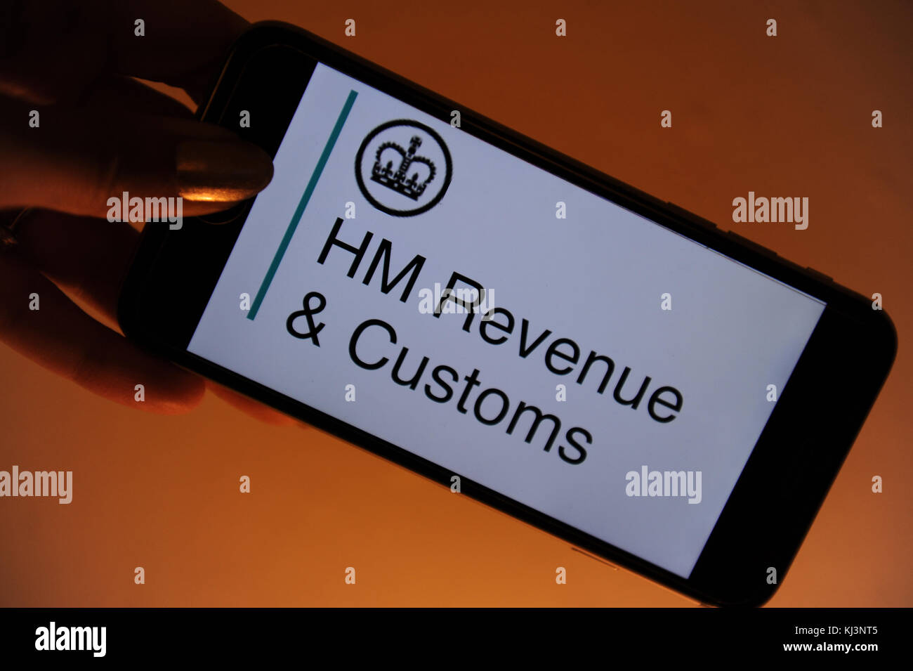 Il sito Web di HM Revenue & Customs su un iphone Foto Stock