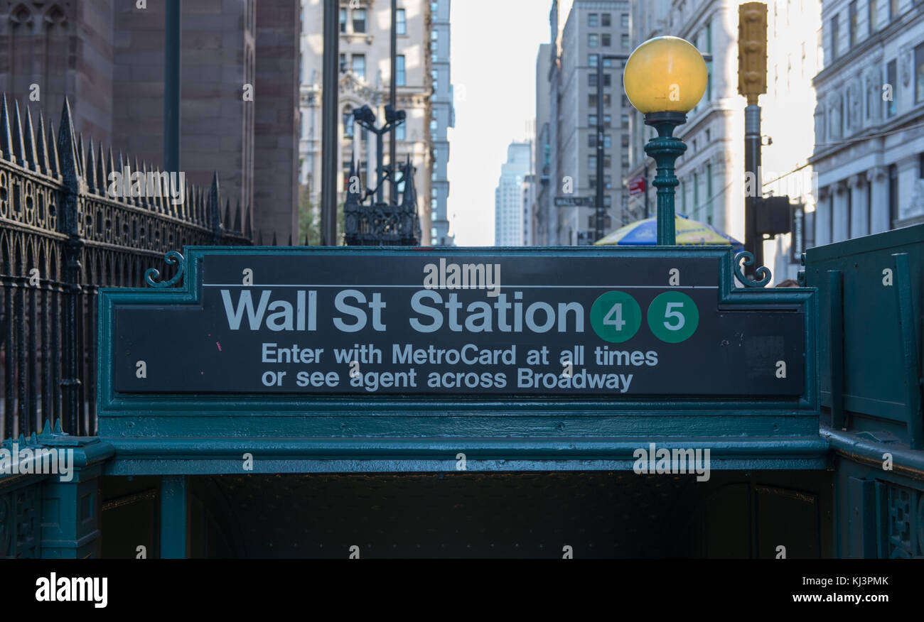 New york new york - 27 settembre 2014: metropolitana ingresso nella parte inferiore di Manhattan a Wall Street, new york Foto Stock