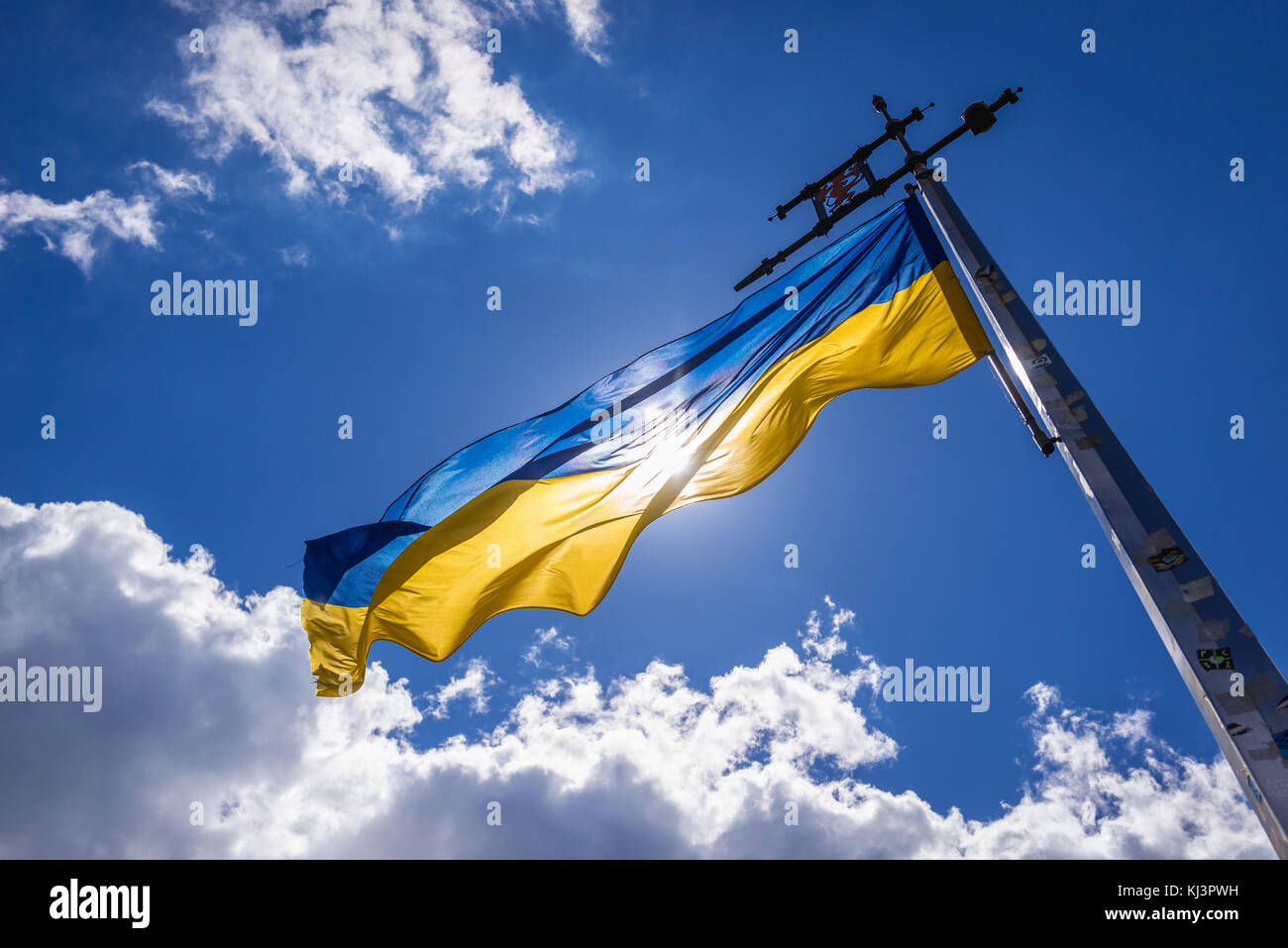 Bandiera Ucraina sull'Unione della tumulo di Lublino nel Parco del Castello alto su una cima della collina del Castello nella città di Leopoli, Ucraina Foto Stock
