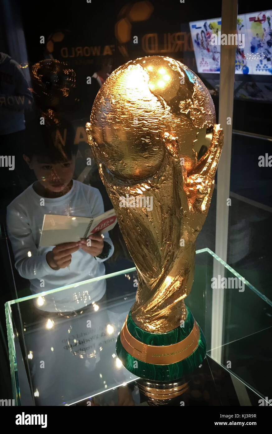 Zurigo, Svizzera-12 Nov 2017: Un ragazzino sta guardando la Coppa del Mondo FIFA esposta presso il FIFA World Football Museum di Zurigo, Svizzera Foto Stock