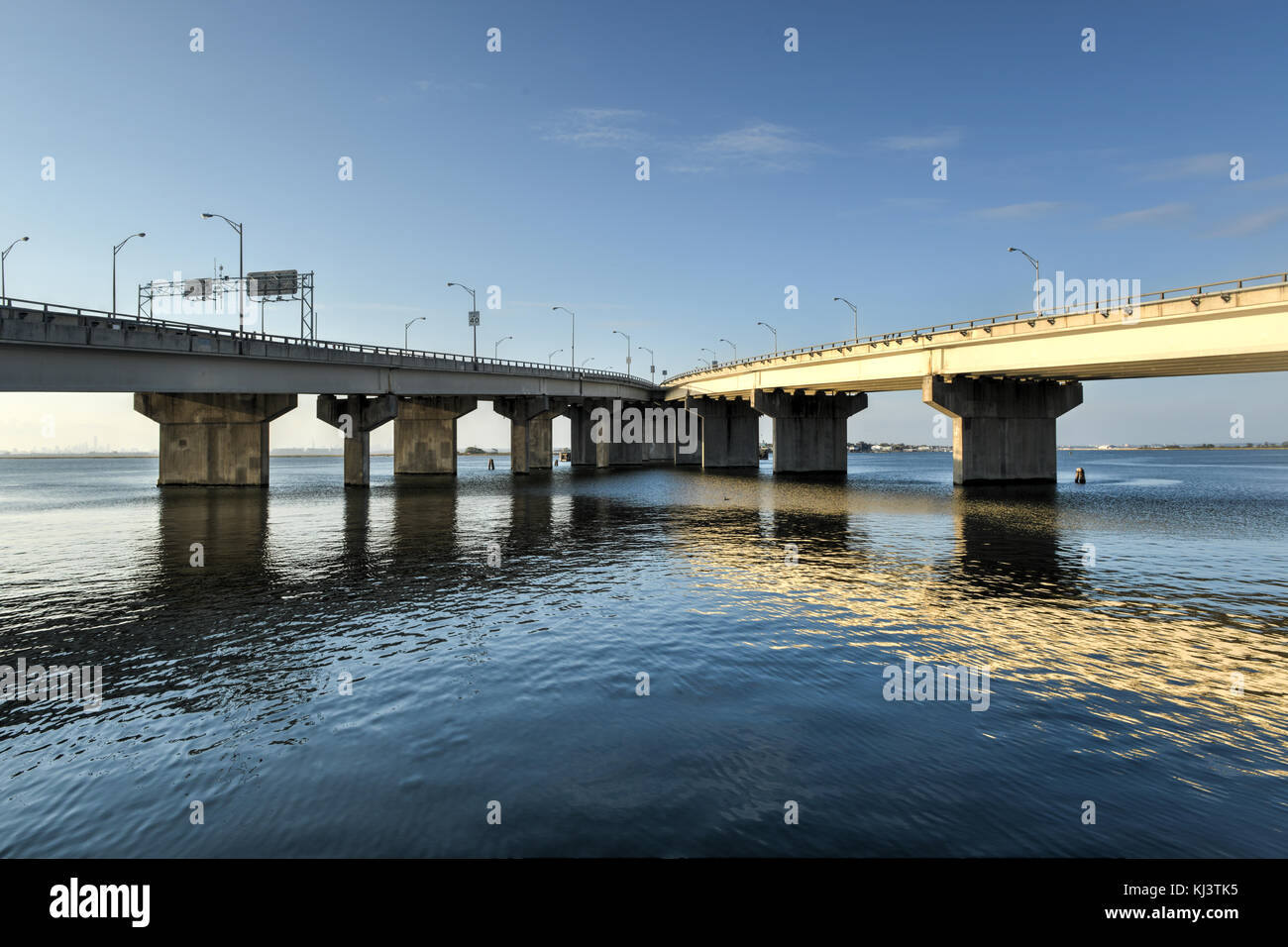 La croce bay Veterans Memorial bridge che porta cross bay boulevard da ampio canale in Giamaica bay a rockaway penisola, e si trova in Foto Stock