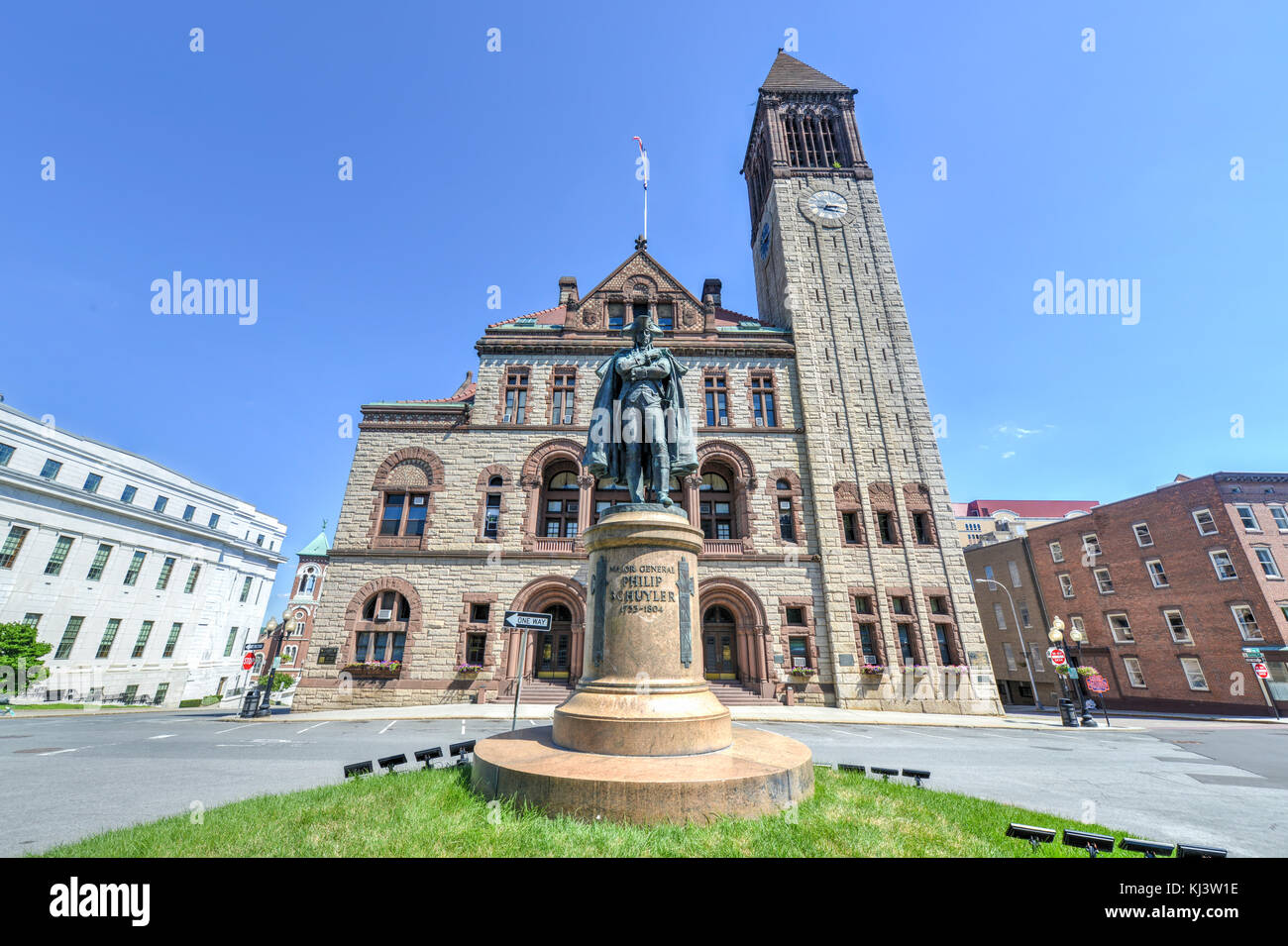 Albany, New York - Luglio 6, 2014: Monumento a John Philip Schuyler davanti alla città di Albany hall. rivoluzionaria americana funzionario che ha servito in f Foto Stock