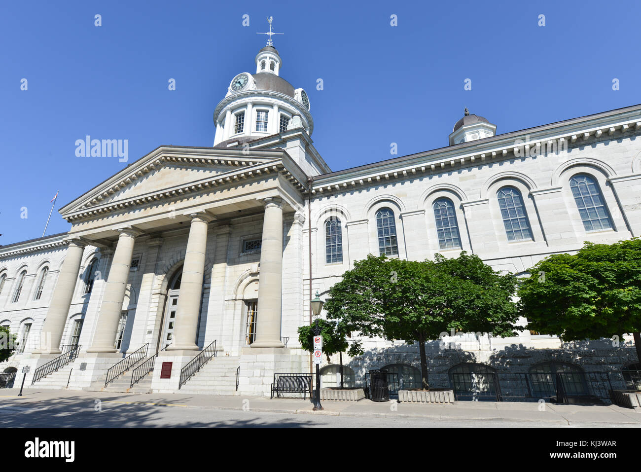 Kingston city hall a Kingston, Ontario, Canada. Il municipio è un prominente edificio costruito in stile neoclassico con una pietra miliare tholobate Foto Stock