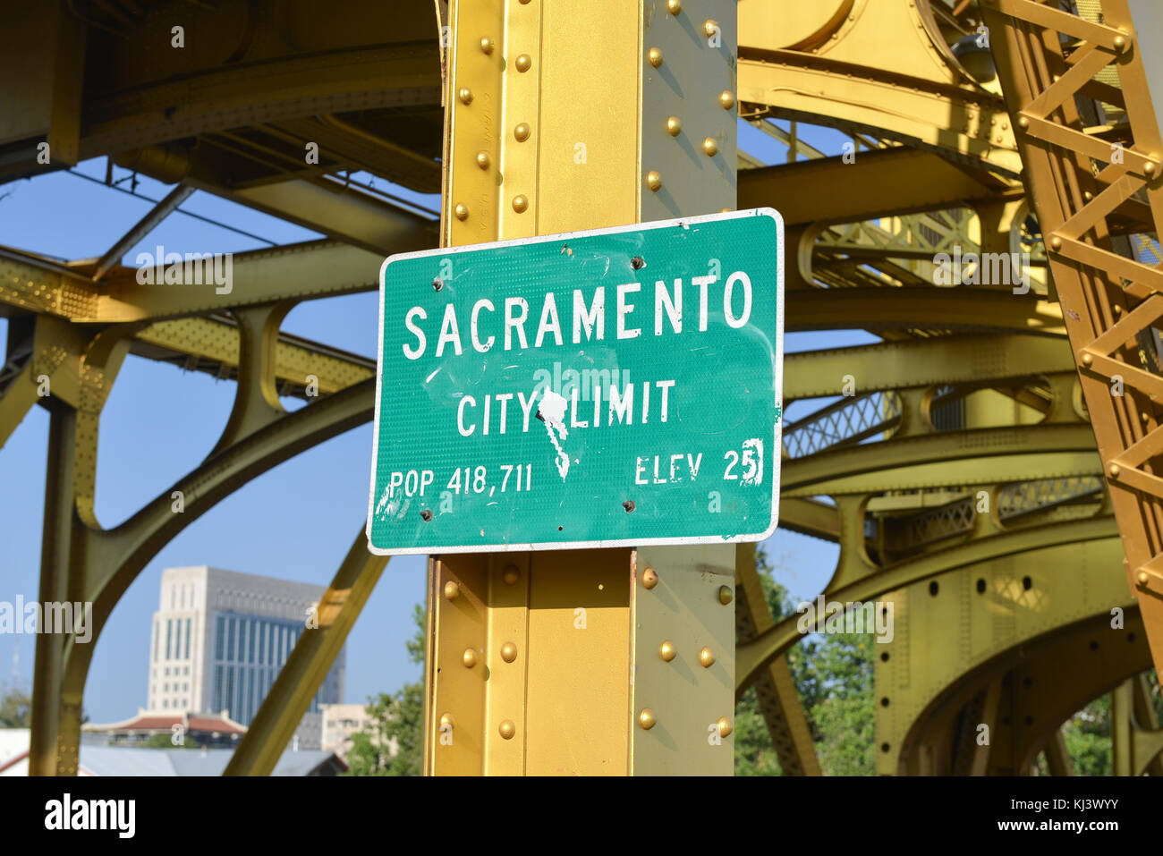 La città di sacramento segno limite sulla torre ponte sopra il fiume sacramento a sacramento, in California. Foto Stock
