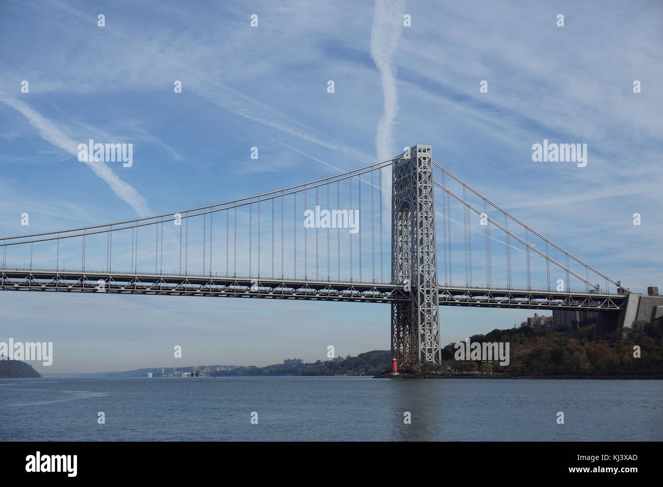 Il ponte George Washington Bridge e il faro rosso piccolo, dal fiume Hudson a NY Foto Stock