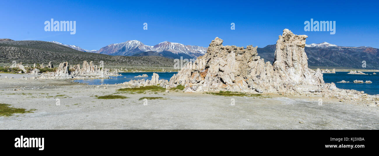 La formazione di tufo in mono lago di tufo riserva naturale statale, california con coperta di neve sierra mountains in background. Foto Stock