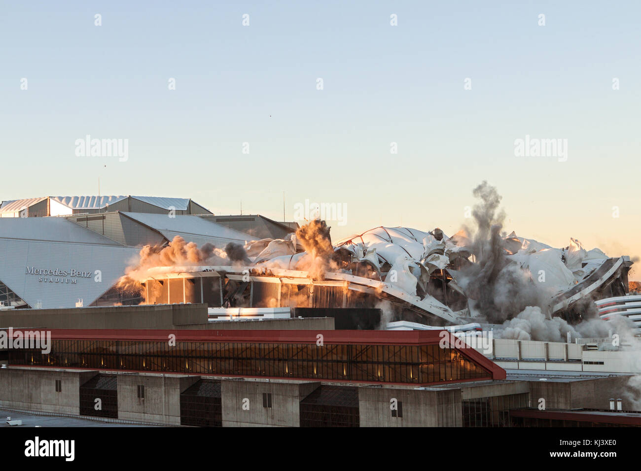 Atlanta, GA, USA - 20 novembre 2017: La massiccia struttura del Georgia Dome crolla durante la sua implosione, accanto al nuovo Mercedes-Benz Stadium. Foto Stock