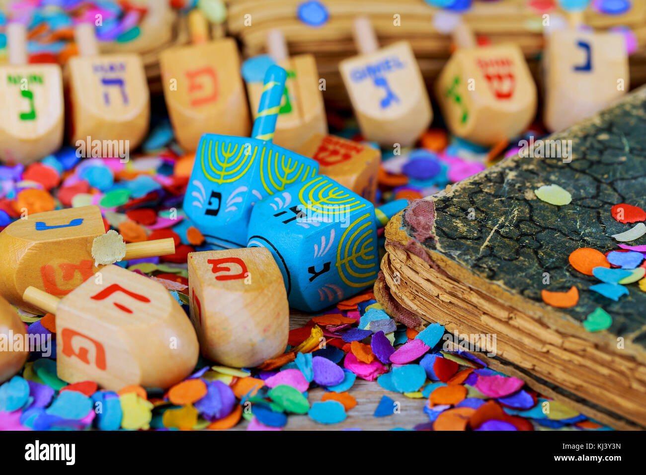 In legno di filatura dreidels top per hanukkah festa ebraica su sfondo glitter Foto Stock