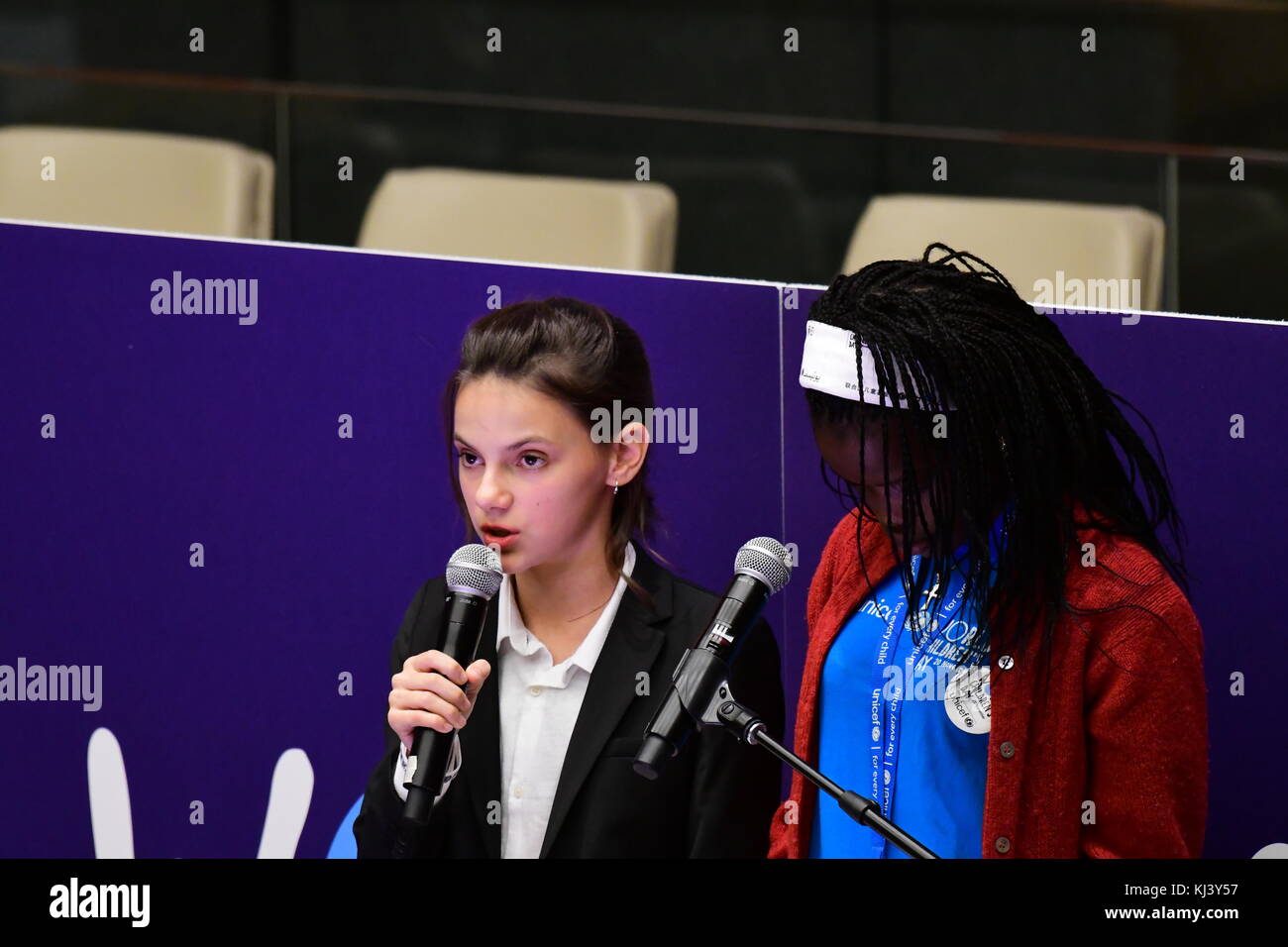 Manhattan, Stati Uniti. Xx nov, 2017. I ragazzi partecipano oltre alle Nazioni Unite su international kids day. L'ONU ha segnato la 63a internazionale annuale Giornata dei bambini con una visita da attrice dafne keen, isabela moner, cantanti chloe x halle e siriana e profughi che si trovano in Canada, Basilea & nance. Dopo una breve foto op con il segretario generale e i ragazzi si sono riuniti in occasione del Consiglio economico e sociale dove hanno fatto discorsi ed eseguito un paio di canzoni originali credito: Andy katz/Pacific press/alamy live news Foto Stock