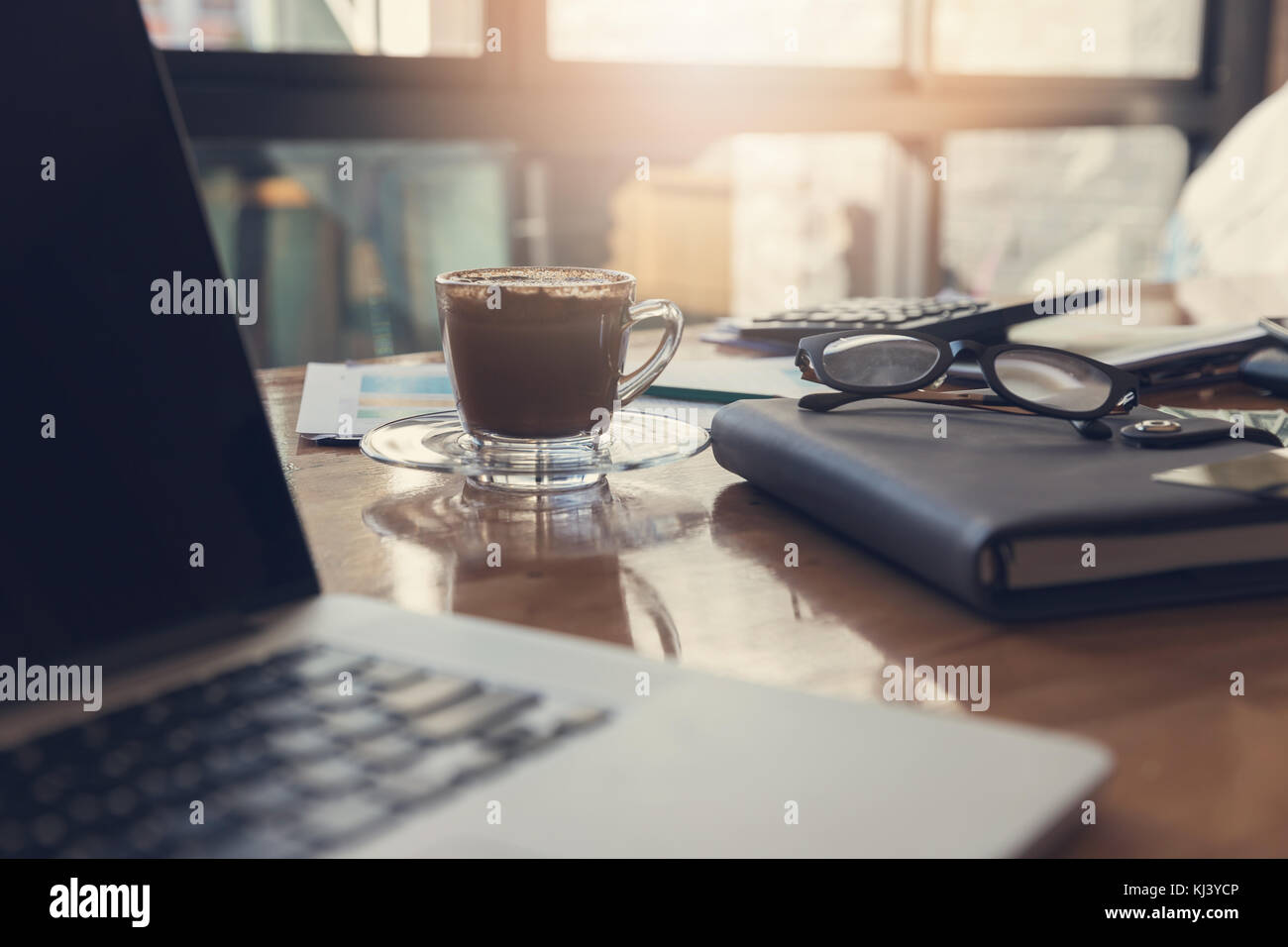 Affari e finanza concetto di ufficio, ufficio escursioni in giornata lavorativa. Foto Stock