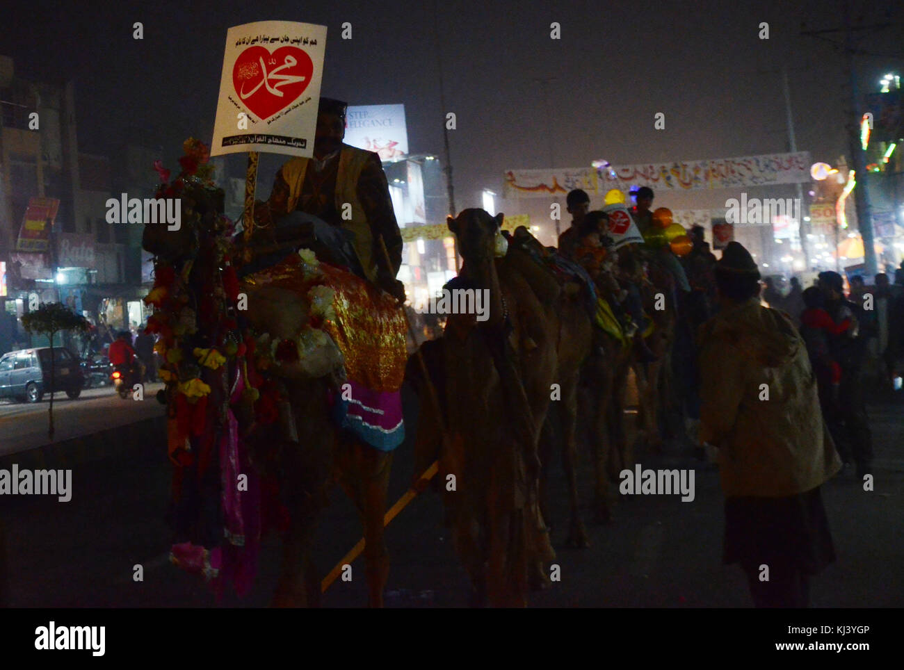 Lahore, Pakistan. Xxi nov, 2017. popolo pachistano da un gruppo religioso tehreek minhaj ul corano (PAT) per partecipare ad una torcia rally per dare il benvenuto al mese di rabiul awwal in connessione con le celebrazioni di eid milad-ONU-nabi a Lahore il 20 novembre 2017. Credito: rana sajid hussain/Pacific press/alamy live news Foto Stock