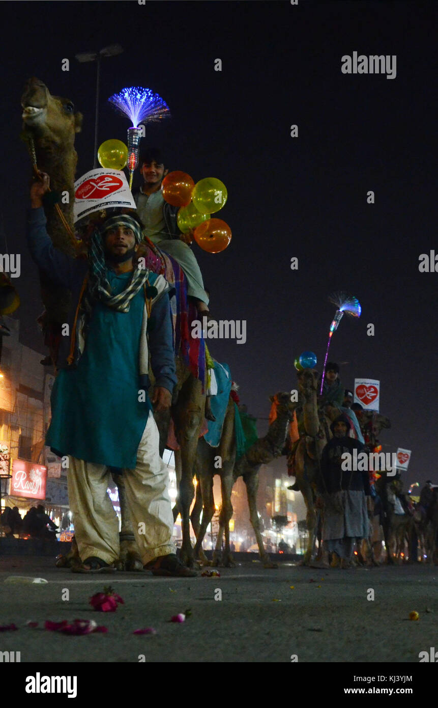 Lahore, Pakistan. Xxi nov, 2017. popolo pachistano da un gruppo religioso tehreek minhaj ul corano (PAT) per partecipare ad una torcia rally per dare il benvenuto al mese di rabiul awwal in connessione con le celebrazioni di eid milad-ONU-nabi a Lahore il 20 novembre 2017. Credito: rana sajid hussain/Pacific press/alamy live news Foto Stock