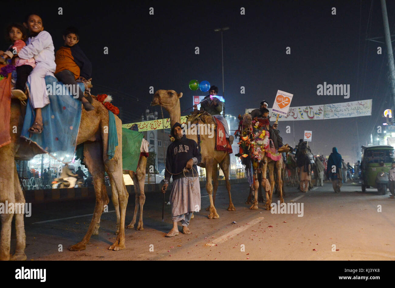 Lahore, Pakistan. Xxi nov, 2017. popolo pachistano da un gruppo religioso tehreek minhaj ul corano (PAT) per partecipare ad una torcia rally per dare il benvenuto al mese di rabiul awwal in connessione con le celebrazioni di eid milad-ONU-nabi a Lahore il 20 novembre 2017. Credito: rana sajid hussain/Pacific press/alamy live news Foto Stock