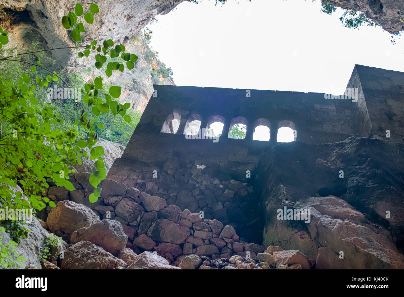 Vista della Vergine Maria la chiesa costruita da st. Paulus dall'interno della grotta della voragine di cielo nel quartiere silifke.mersin turchia Foto Stock