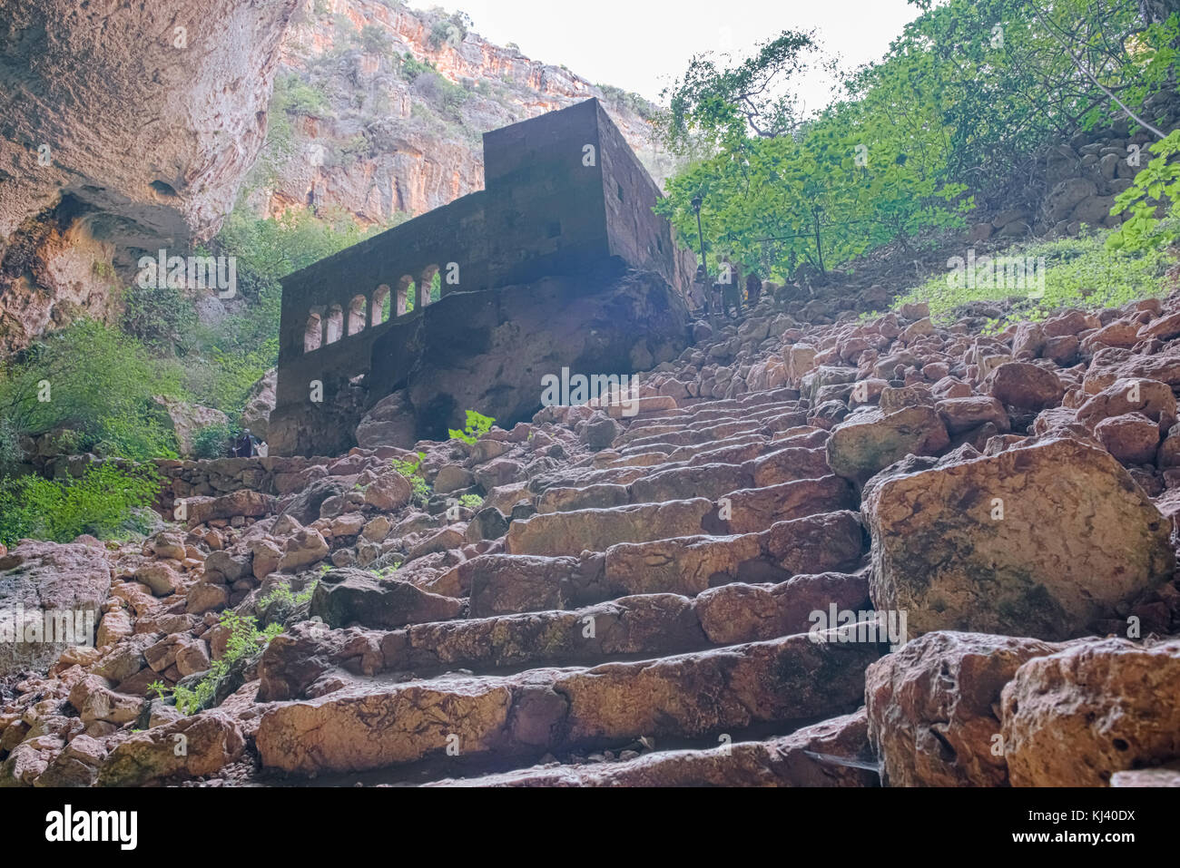 Vista della Vergine Maria la chiesa costruita da st. Paulus dall'interno della grotta della voragine di cielo nel quartiere silifke.mersin turchia Foto Stock