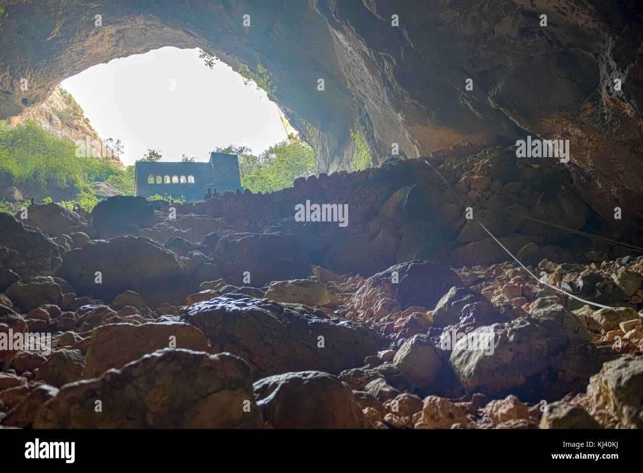 Vista della Vergine Maria la chiesa costruita da st. Paulus dall'interno della grotta della voragine di cielo nel quartiere silifke.mersin turchia Foto Stock