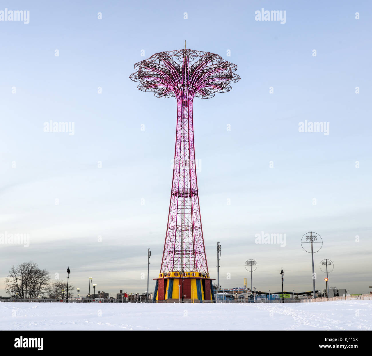 Abbandonato storica pietra miliare, Parachute Jump, da brooklyn Coney island in inverno. Foto Stock