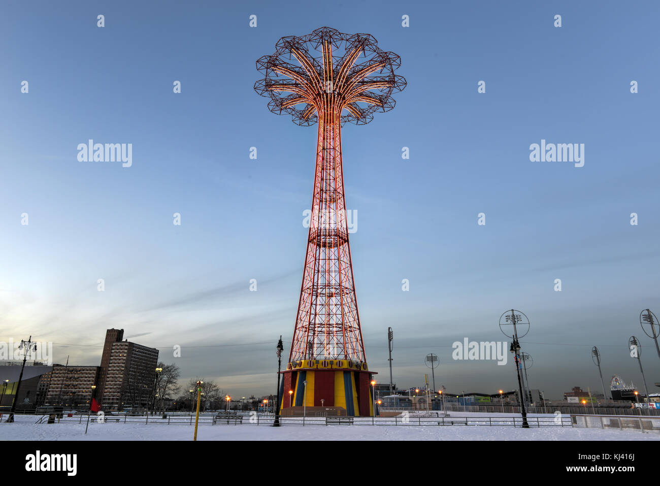 Abbandonato storica pietra miliare, Parachute Jump, da brooklyn Coney island. Foto Stock