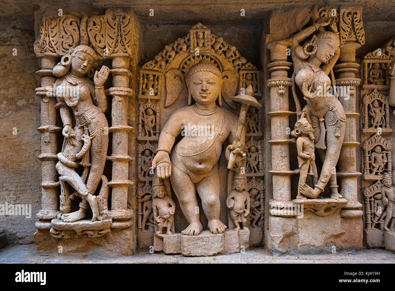 Idolo scolpito del Signore Vamana sulla parete interna di Rani ki vav, un intricatamente costruito passo bene. Patan in Gujarat, India. Foto Stock