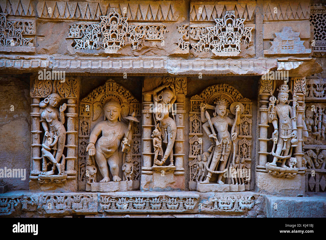 Idoli scolpiti di Vamana, Signore Parshuram circondato da apsaras. Patan in Gujarat, India. Foto Stock