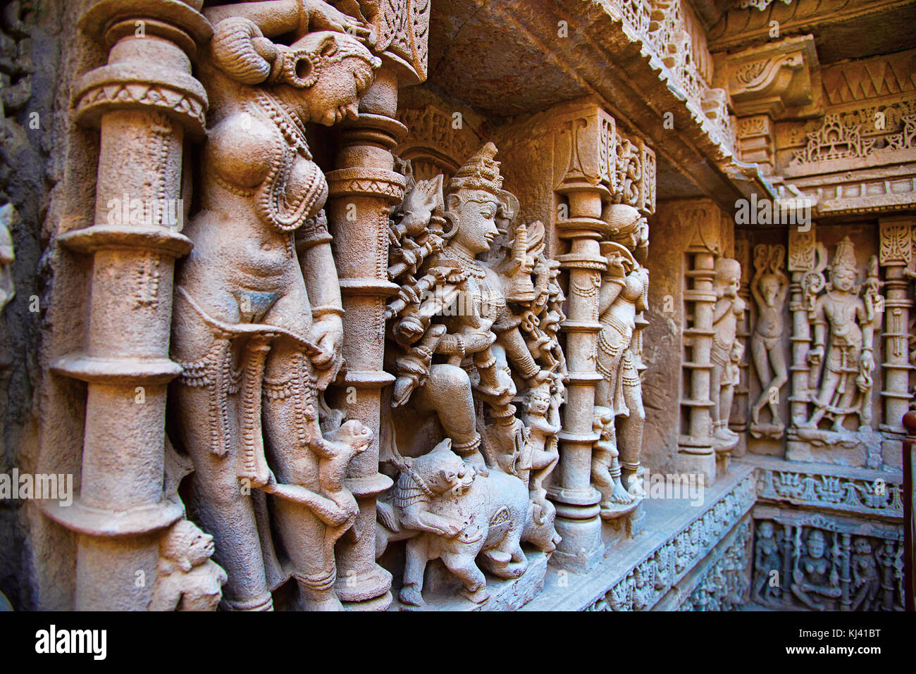 Idoli scolpiti sulla parete interna di Rani ki vav, un intricatamente costruito passo bene. Patan in Gujarat, India. Foto Stock