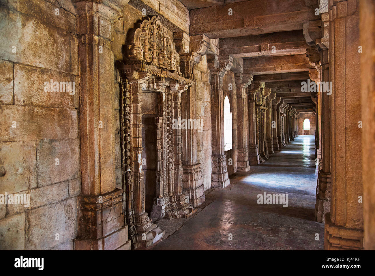 corridoio-interno-di-sahar-ki-masjid-champaner-protetto-dall-unesco