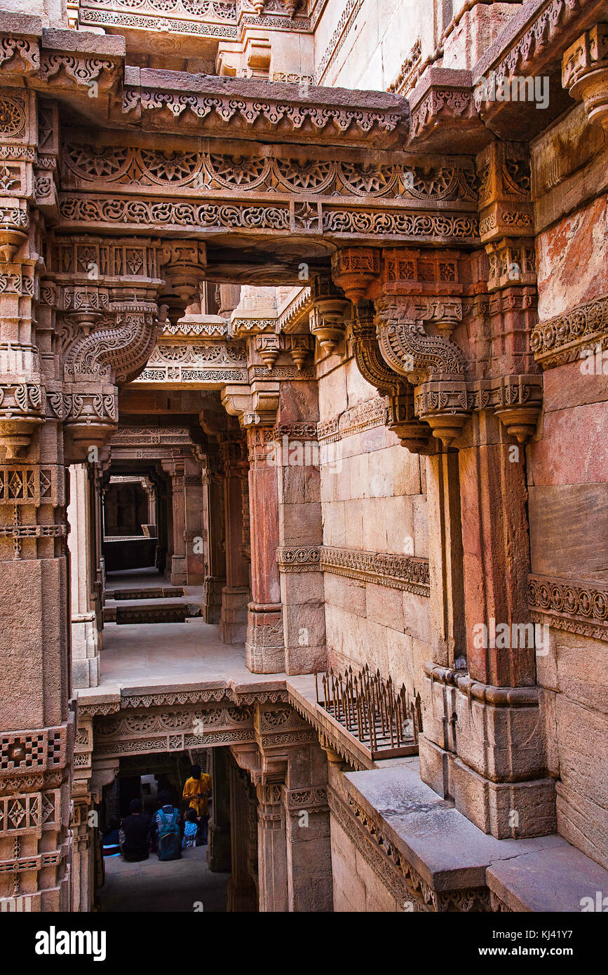 Vista interna di Adalaj Ni Vav (gradino) o di Rudabai Stepwell. Ahmedabad, Gujarat, India Foto Stock