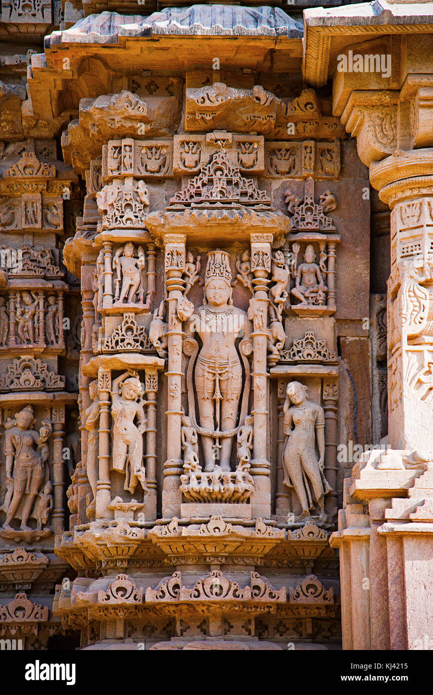 Dettagli intagliati sulla parete esterna del Tempio del Sole, villaggio Modhera del distretto di Mehsana, Gujarat, India Foto Stock