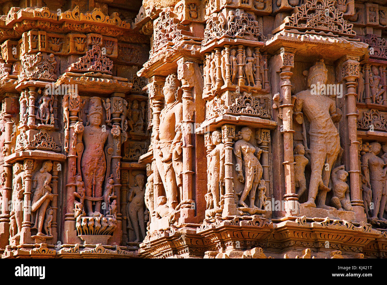 Dettagli intagliati sulla parete esterna del Tempio del Sole. Villaggio Modhera del distretto di Mehsana, Gujarat, India Foto Stock