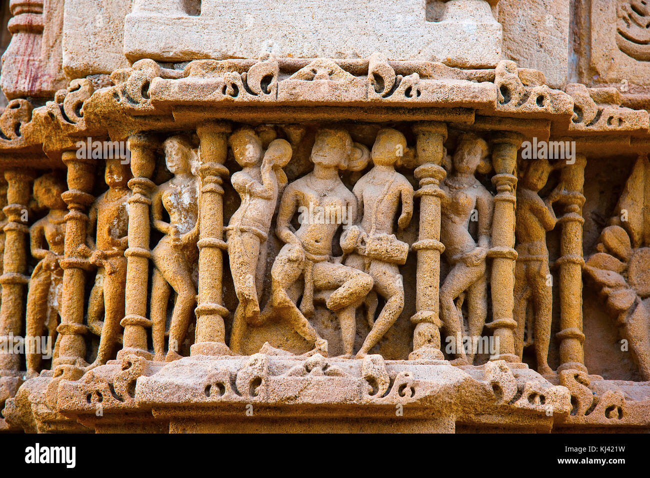 Dettagli intagliati sulla parete esterna del Tempio del Sole. Villaggio Modhera del distretto di Mehsana, Gujarat, India Foto Stock