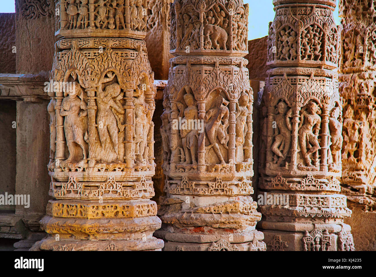 Dettagli intagliati sulla parete interna del Tempio del Sole. Villaggio Modhera del distretto di Mehsana, Gujarat, India Foto Stock