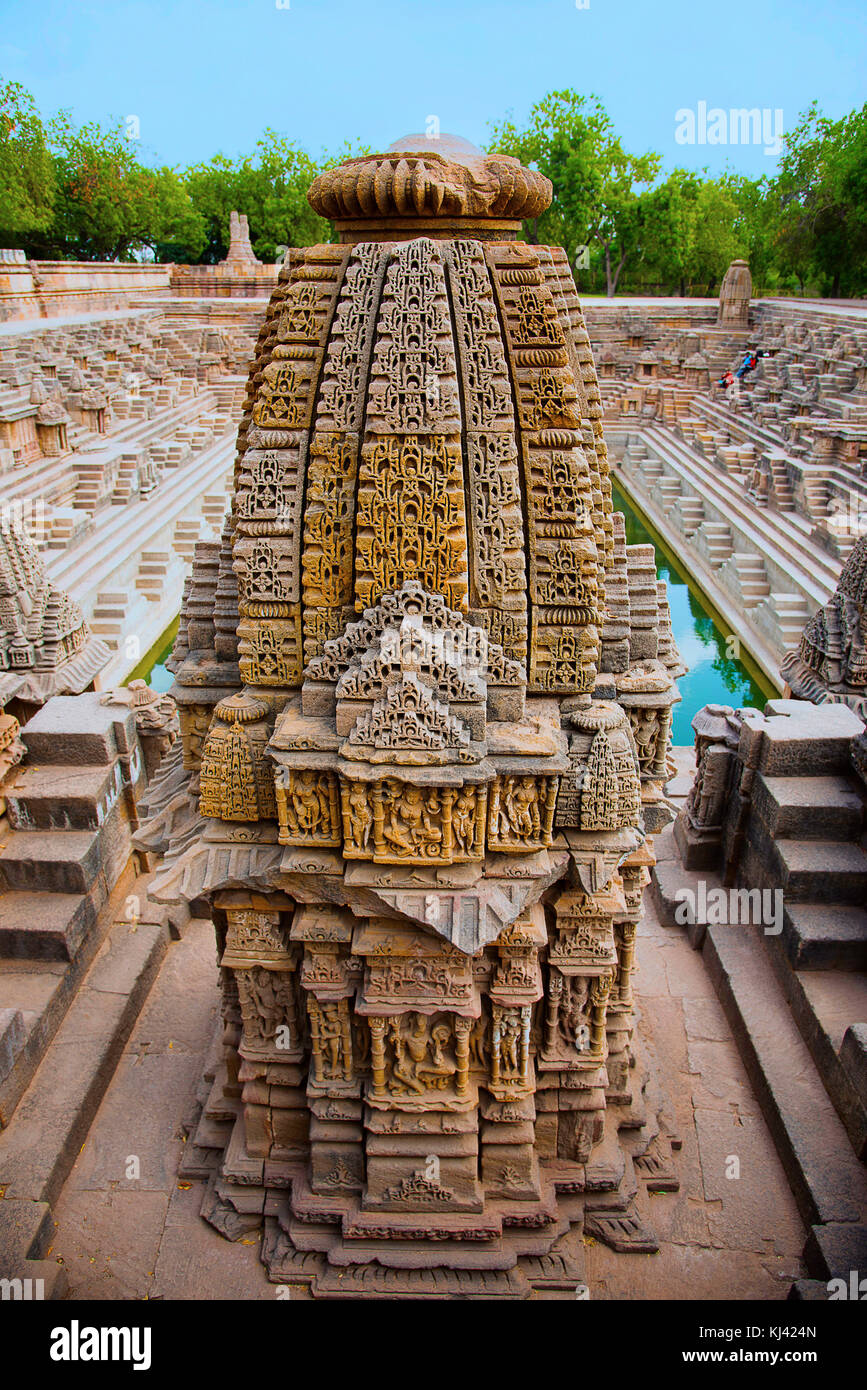 Piccoli santuari e gradini per raggiungere il fondo del serbatoio, del Tempio del Sole. Villaggio Modhera del distretto di Mehsana, Gujarat, India Foto Stock