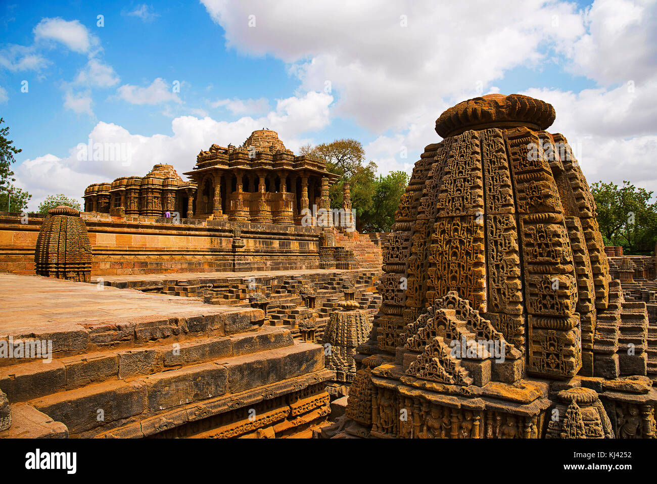 Piccoli santuari e gradini per raggiungere il fondo del serbatoio e il Tempio del Sole. Villaggio Modhera del distretto di Mehsana, Gujarat, India Foto Stock
