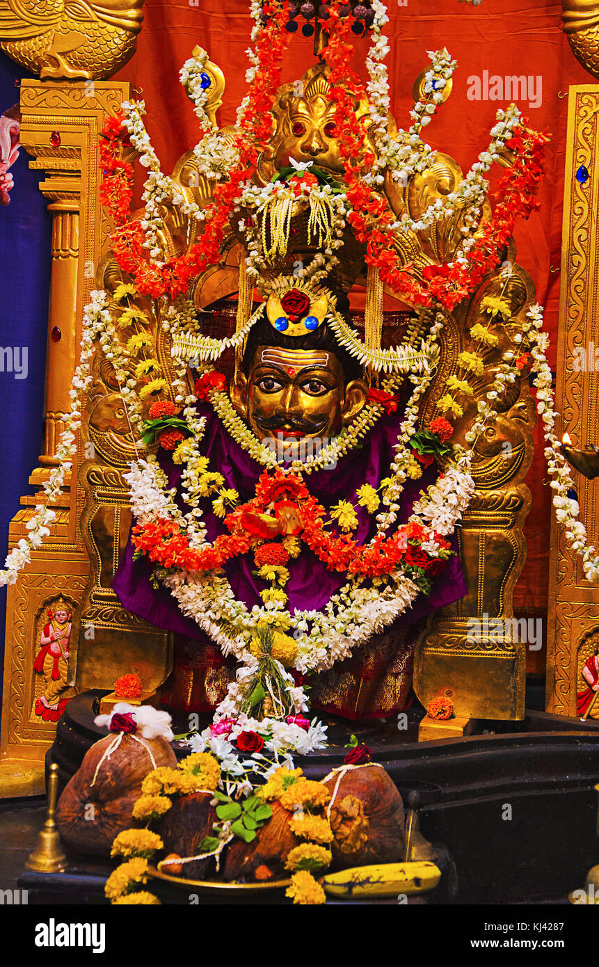 Idolo di ottone del signore Shiva (solo fronte) e Prabhaval di ottone decorato con un sacco di fiori e ghirlande. Belgavi, Karnataka, India Foto Stock