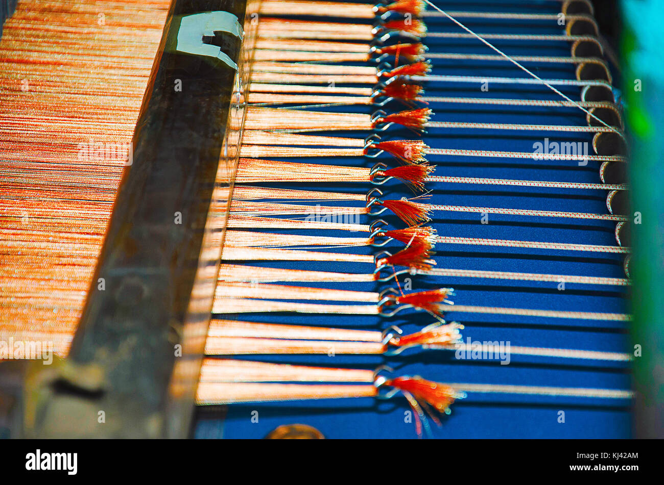 Close-up di legato il thread termina di un saree su un sistema automatico di saree macchina di tessitura. Belagavi, Karnataka, India Foto Stock