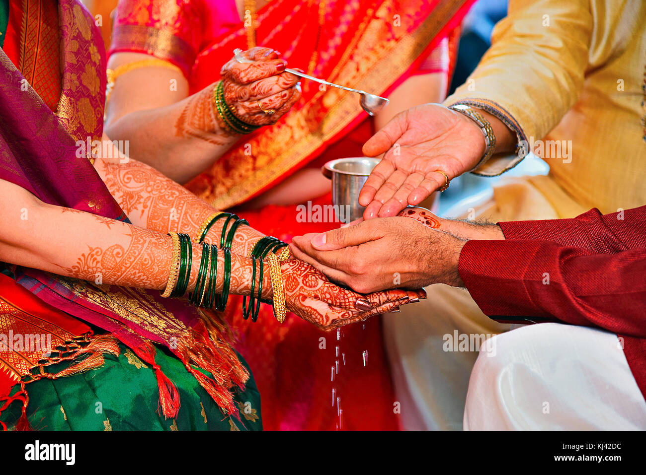 Close-up di una cerimonia Kanyadan in corso. La cerimonia si conferma il cambiamento di ruolo nella sua vita da una figlia di una moglie di Pune, Maharashtra, India Foto Stock