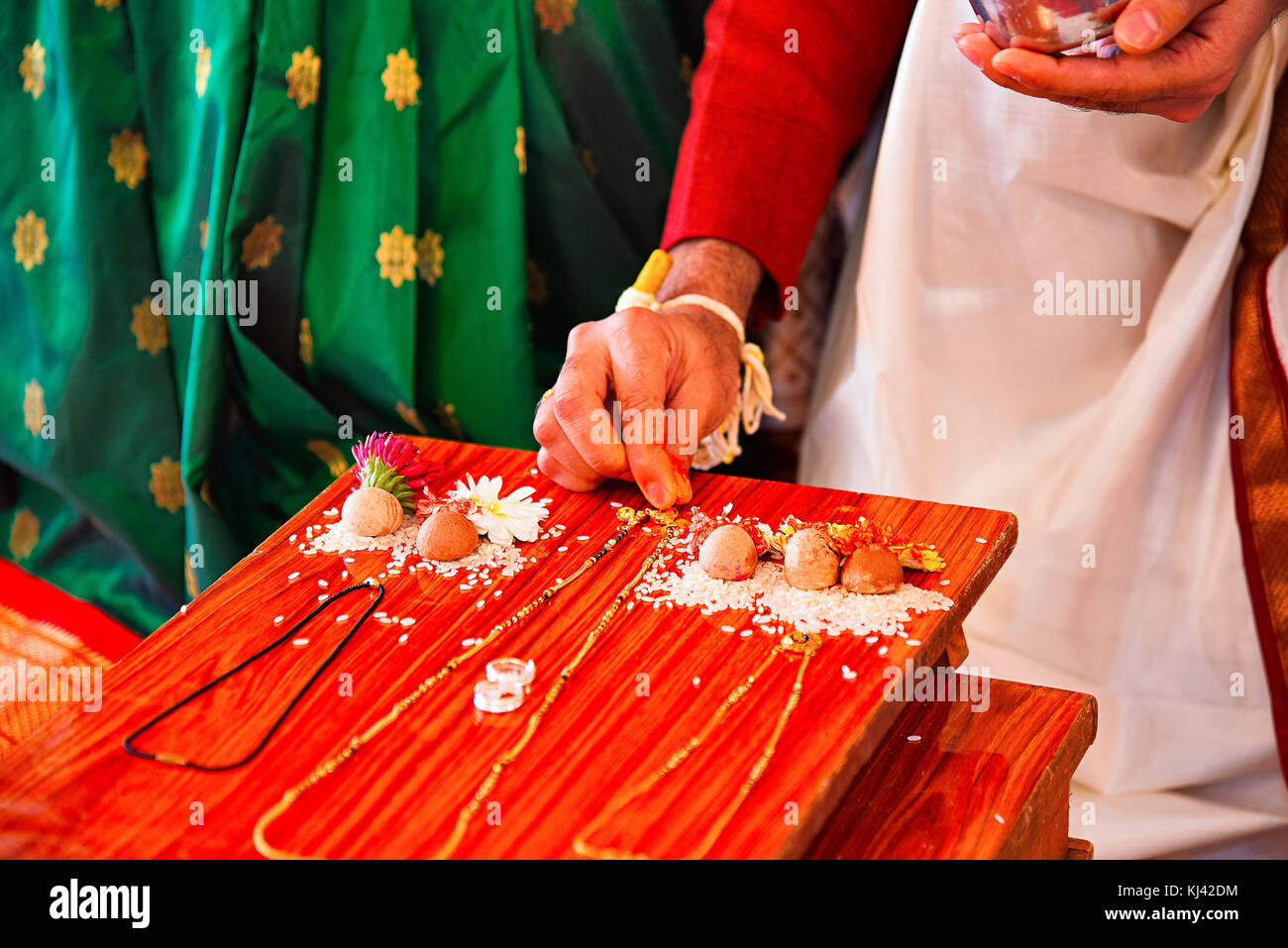 Mangalsutra, un simbolo indiano del matrimonio indù, costituito da un ornamento d'oro strappato da un filo giallo, una stringa di perline nere o una catena d'oro. PU Foto Stock