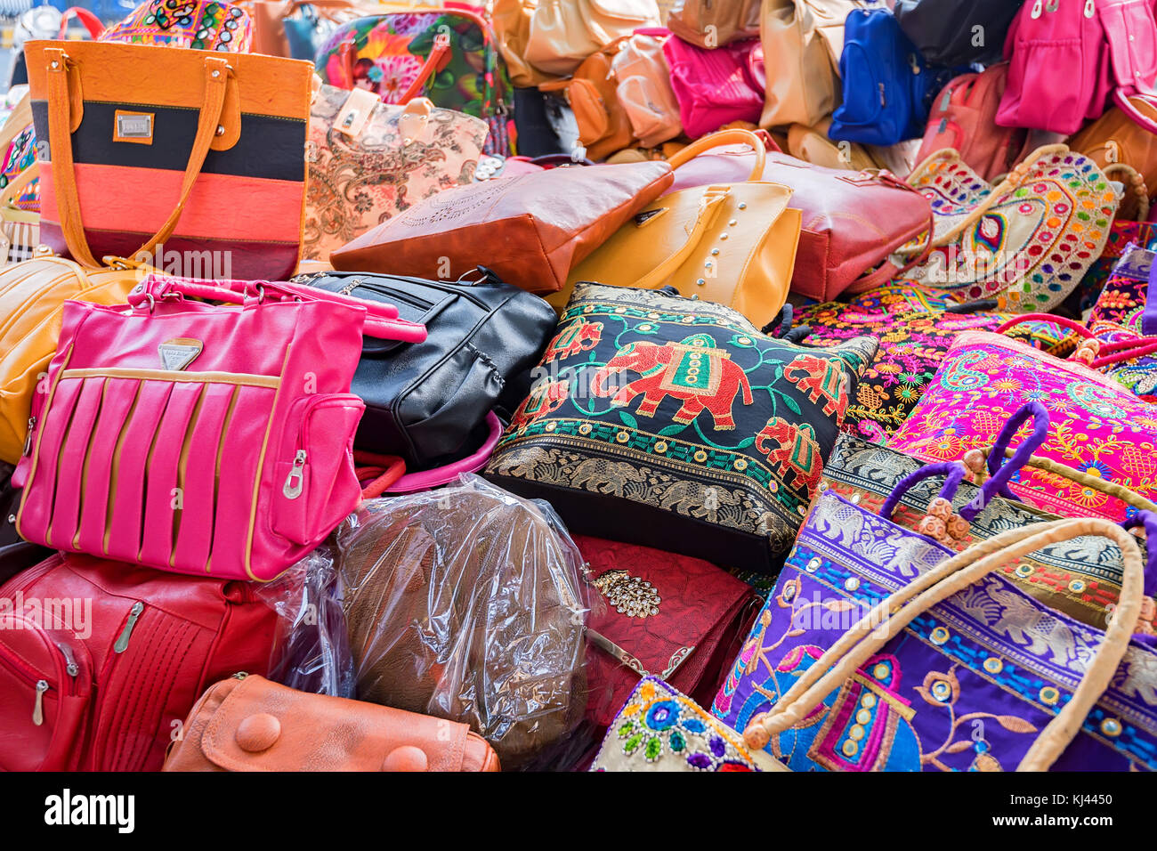 Gamma di colorati sacchetti etniche sul mercato indiano Foto Stock