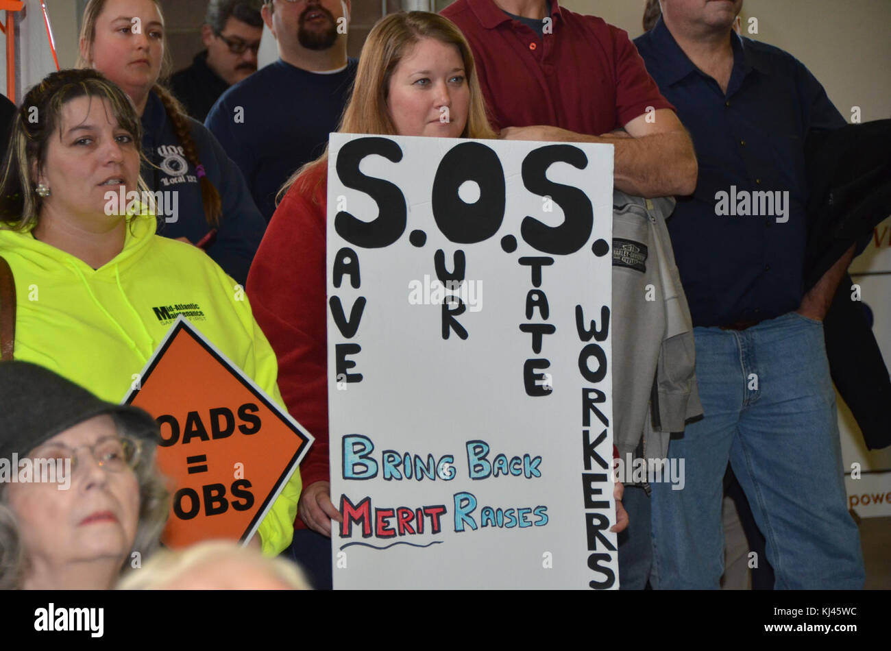 Una fotografia di Jim Justice, che cattura la sua apparizione pubblica e il suo fidanzamento. L'immagine ritrae il governatore in un ambiente formale, evidenziando il suo ruolo negli affari politici e nella leadership. Foto Stock