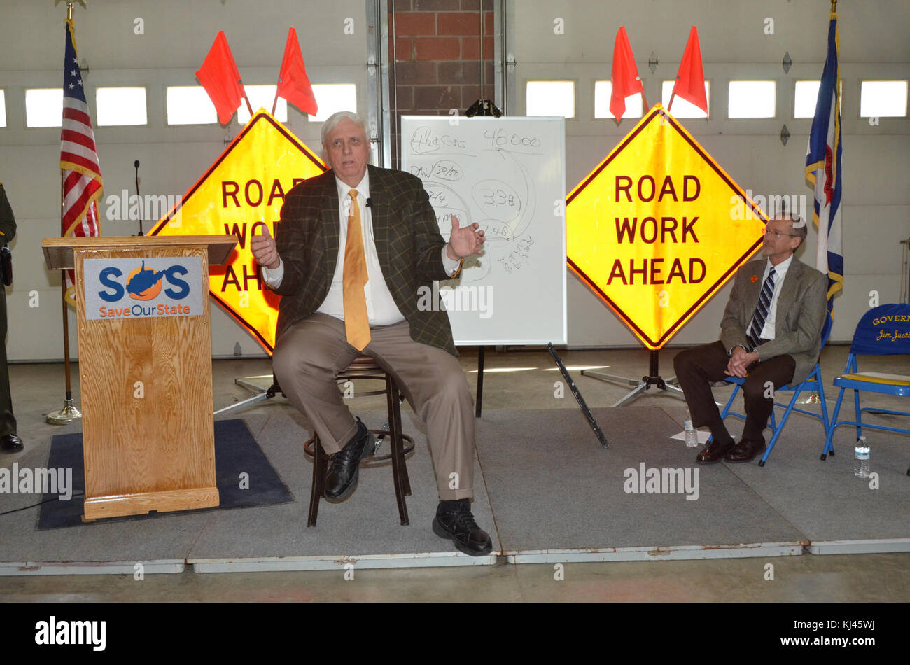 Questa immagine raffigura Jim Justice, una figura politica di spicco. La foto lo cattura in un momento sincero, riflettendo la sua personalità pubblica e il suo coinvolgimento nella politica. Jim Justice è noto per la sua leadership e la sua carriera politica negli Stati Uniti Foto Stock