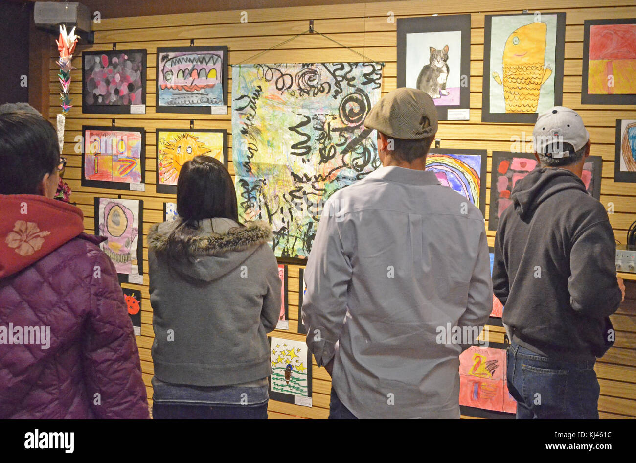 Evento Arts Walk nel Distretto 6 con mostre di arte visiva, artisti locali e coinvolgimento della comunità in un ambiente culturale pubblico. Foto Stock