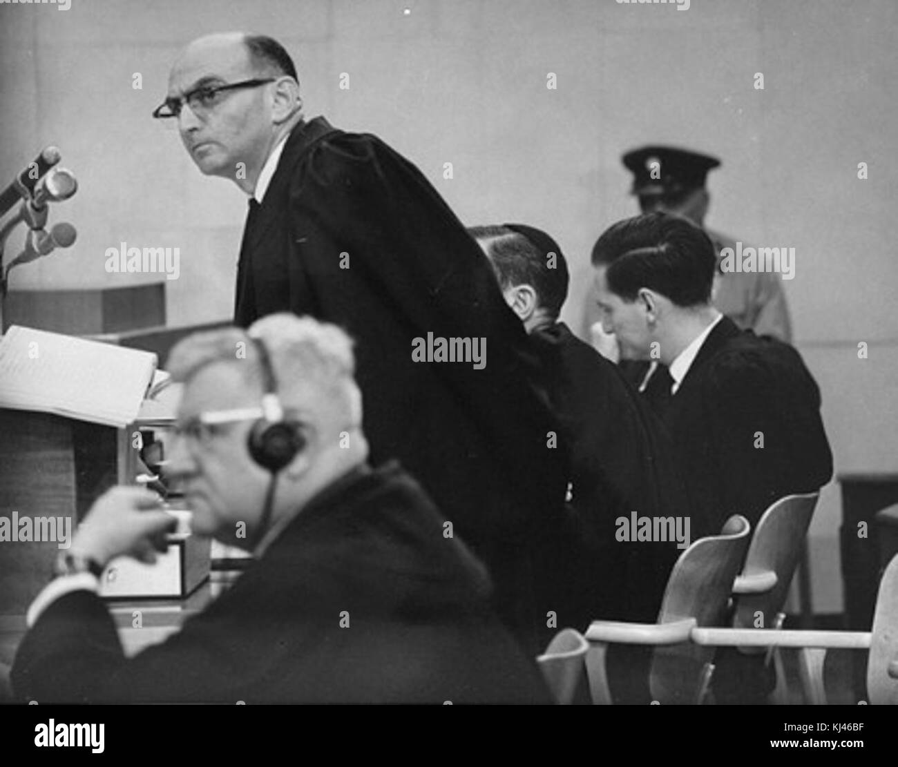 Gideon Hausner, il procuratore israeliano, e Robert Servatius, l'avvocato della difesa, sono ritratti al processo Eichmann, che si è svolto nel 1961. Il processo fu un momento significativo nella storia, concentrandosi sui crimini di Adolf Eichmann durante l'Olocausto. Foto Stock
