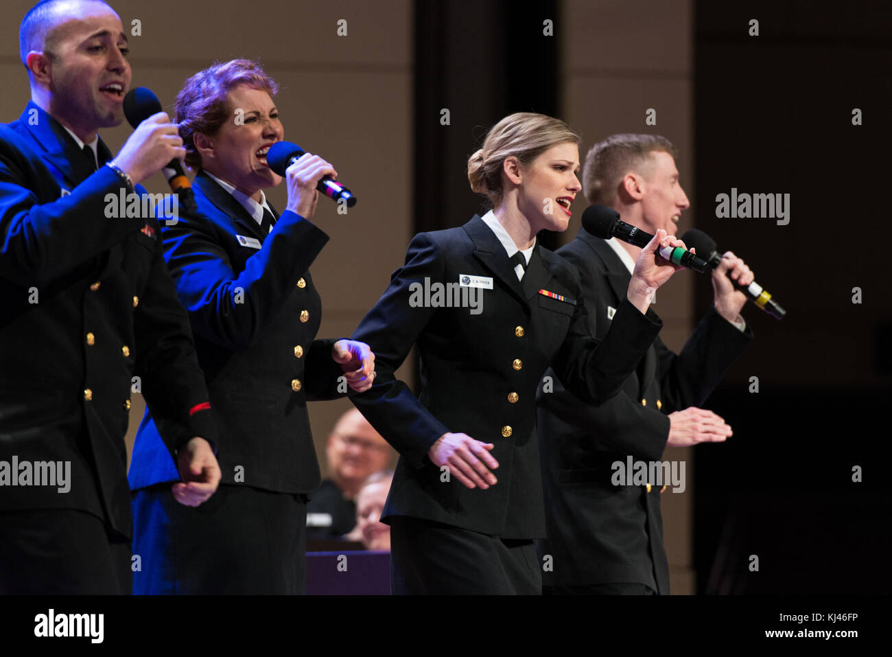 La U.S. Navy Band si esibisce a Minneapolis, mostrando i talenti musicali della band. L'evento mette in evidenza il ruolo delle bande militari nell'impegno della comunità e nelle esibizioni pubbliche, offrendo una miscela di musica patriottica e popolare. Foto Stock
