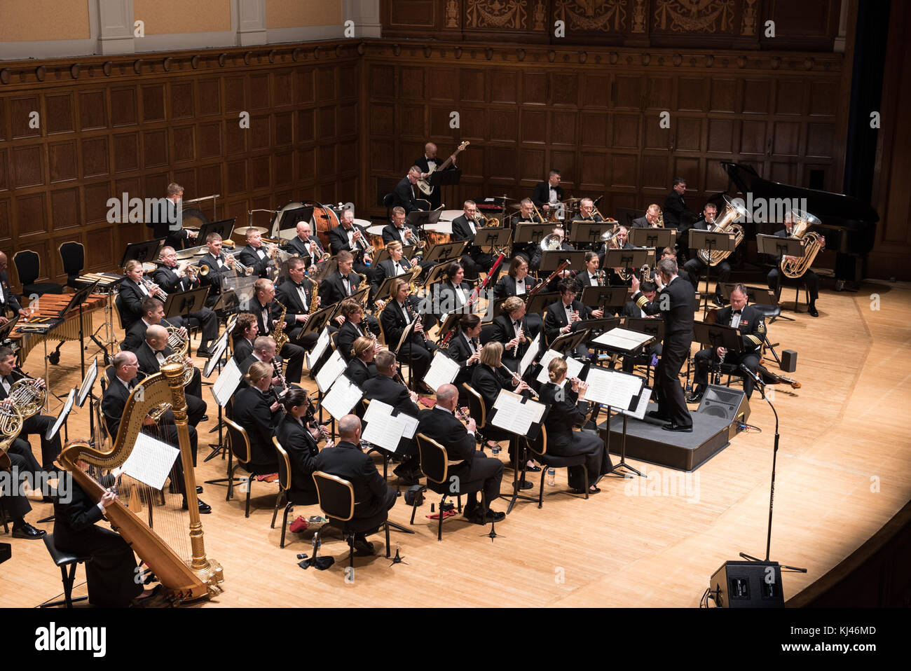 La visita della Navy Band a Youngstown faceva parte di un programma di impegno della comunità, fornendo una performance musicale al pubblico, riflettendo la sensibilizzazione dei militari alle comunità locali. Foto Stock
